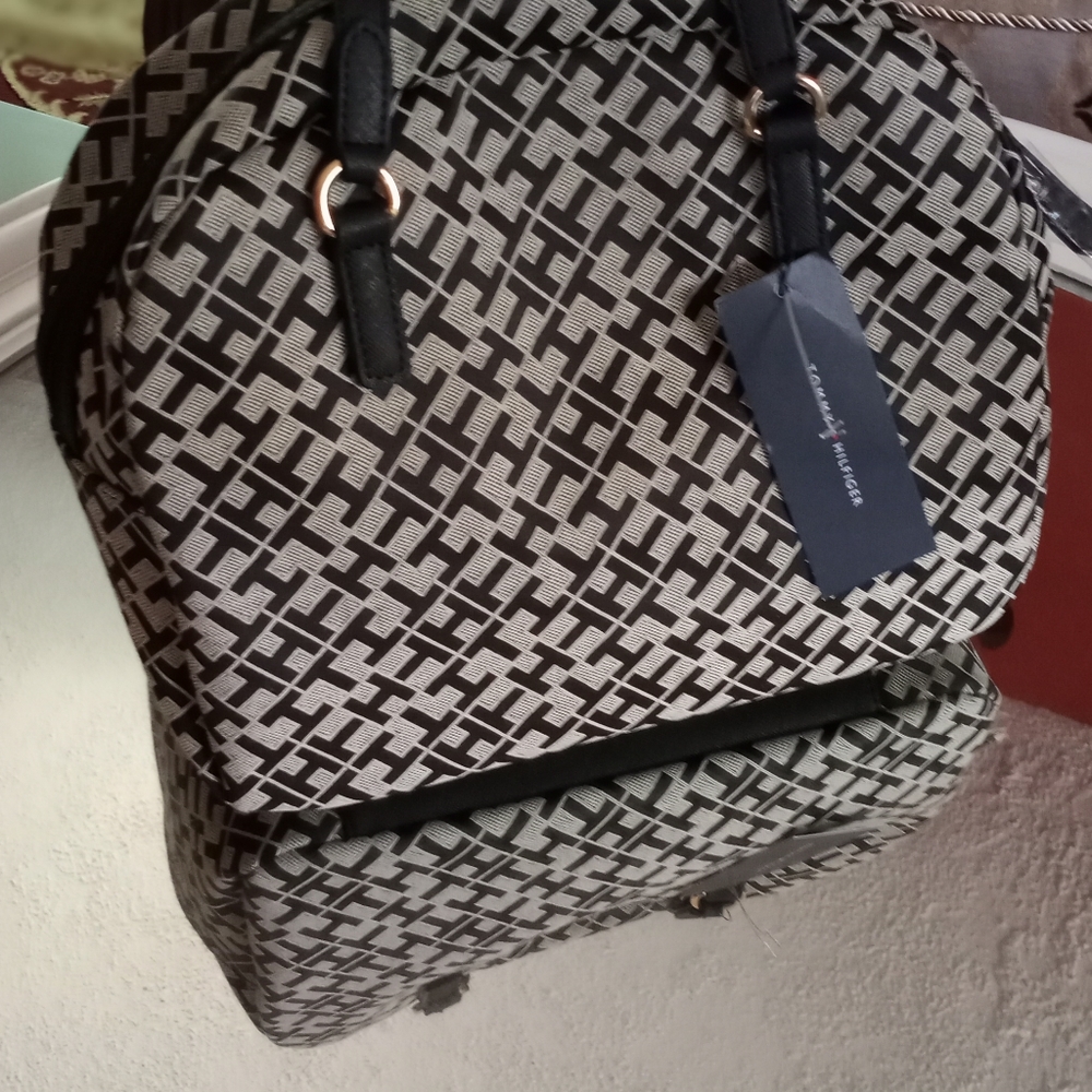 Tommy Hilfiger ladies handbag - Picture 4 of 8